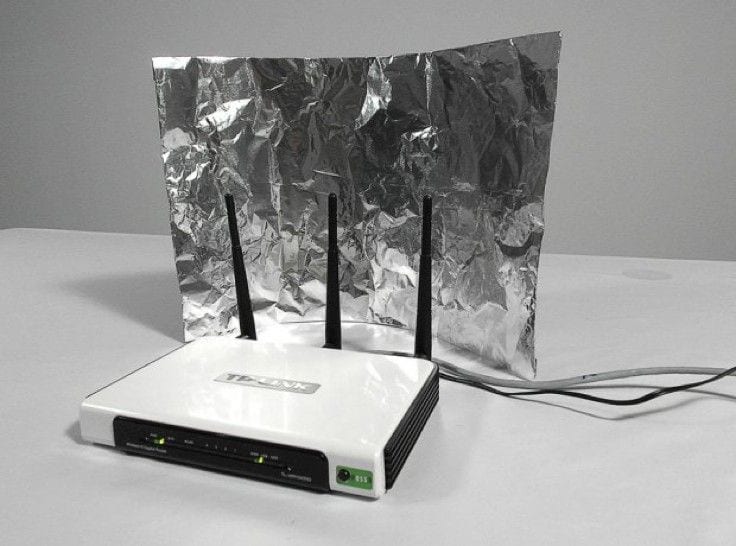 Vista de un router con una lámina de papel de aluminio.